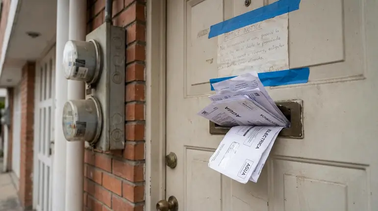 pagar los suministros a un okupa